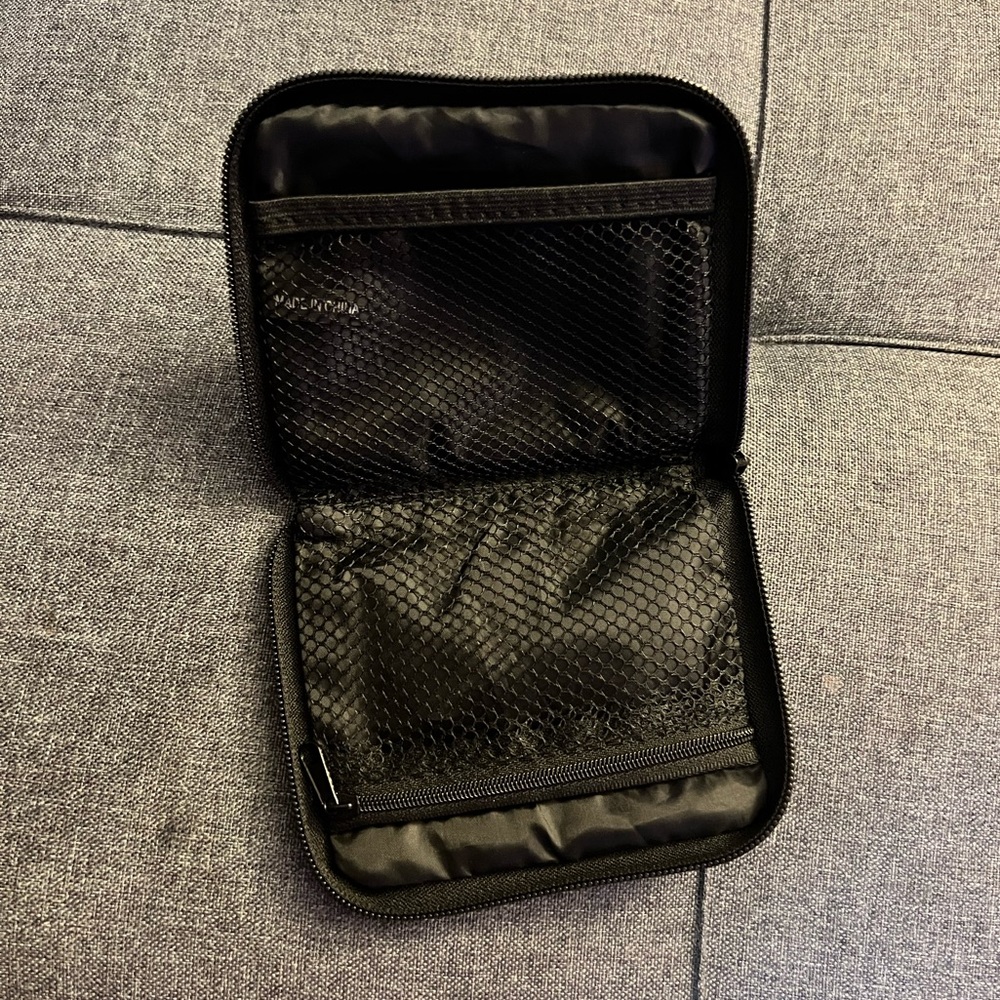 💜 Black Electronics / Earbud Case